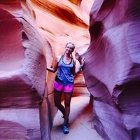 Megan Marie memutuskan untuk menggunakan waktunya dengan perjalanan ke berbagai tempat setelah hubungan asmaranya gagal. Setelah menemukan dirinya jatuh cinta dengan hobi di luar ruangan yang tak biasa, ia pun mulai mendaki gunung dan berpose telanjang di tempat-tempat yang menakjubkan untuk membuat mantan pacarnya cemburu. Foto: Instagram @holdon2yerbutts