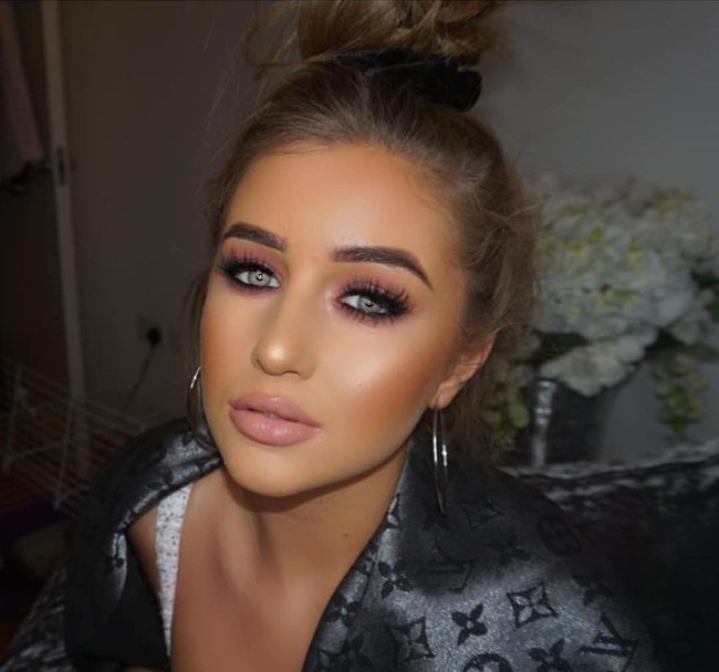 Komentar Georgia itu muncul setelah lawan mainnya di reality sho Love Island Megan Barton Hanson yang berusia 24 tahun berbicara dengan jujur tentang melakukan prosedur kosmetik di masuk lalu, termasuk operasi payudara pada usia 19 tahun, hidung, filler bibir dan dagu. Foto: Instagram