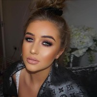 Komentar Georgia itu muncul setelah lawan mainnya di reality sho Love Island Megan Barton Hanson yang berusia 24 tahun berbicara dengan jujur tentang melakukan prosedur kosmetik di masuk lalu, termasuk operasi payudara pada usia 19 tahun, hidung, filler bibir dan dagu. Foto: Instagram