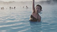 Berendam di Blue Lagoon, Islandia. (jujujuxiaowen/Instagram)