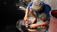 Proses pembuatan alat musik ini tidak mudah dan butuh waktu lama. Pembuatan satu set gamelan yang berkualitas misalnya, bisa memakan waktu sampai satu bulan. Pool/Aprillia Dinda/Detikcom.