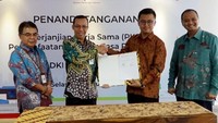 Hadir Direktur Utama Bank DKI, Wahyu Widodo menyaksikan Direktur keuangan Bank DKI, Sigit Prastowo melakukan penandatanganan Perjanjian Kerjasama bersama dengan Direktur Pelayanan dan Pengembangan Bisnis PT Transportasi Jakarta, Achmad Izzul Waro didampingi oleh Direktur Utama PT Transposrtasi Jakarta, Agung Wicaksana di Jakarta, Selasa (15/1/2019). Foto: dok. Bank DKI