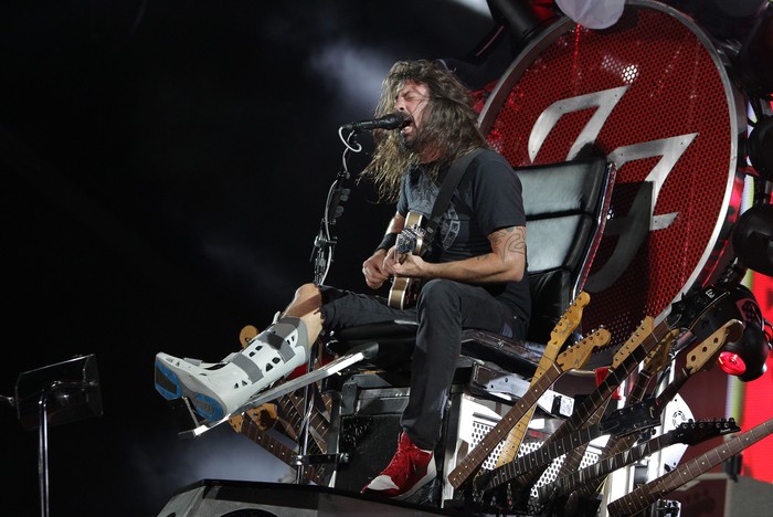 ANSAN, SOUTH KOREA - JULY 26:  (EDITORIAL USE ONLY) Dave Grohl of the Foo Fighters performs on stage during the Ansan Valley Rock Festival on July 26, 2015 in Ansan, South Korea.  (Photo by Chung Sung-Jun/Getty Images)