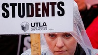 Serikat guru menuntut agar jumlah murid per kelas dikurangi, seperti diketahui sejumlah kelas memiliki lebih dari 40 murid; gaji guru harus ditingkatkan dan staf pendukung harus ditambah. Pool/Mike Blake/Reuters.