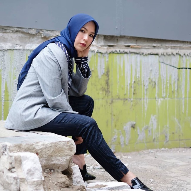 Tania Ray Mina juga memiliki gaya sendiri. Ibu dua anak ini lebih senang memakai busana berpotongan clean dan simple. Kemeja berpotongan longgar seperitnya jadi favoritnya. Foto: Instagram Tania Ray Mina