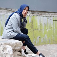 Tania Ray Mina juga memiliki gaya sendiri. Ibu dua anak ini lebih senang memakai busana berpotongan clean dan simple. Kemeja berpotongan longgar seperitnya jadi favoritnya. Foto: Instagram Tania Ray Mina