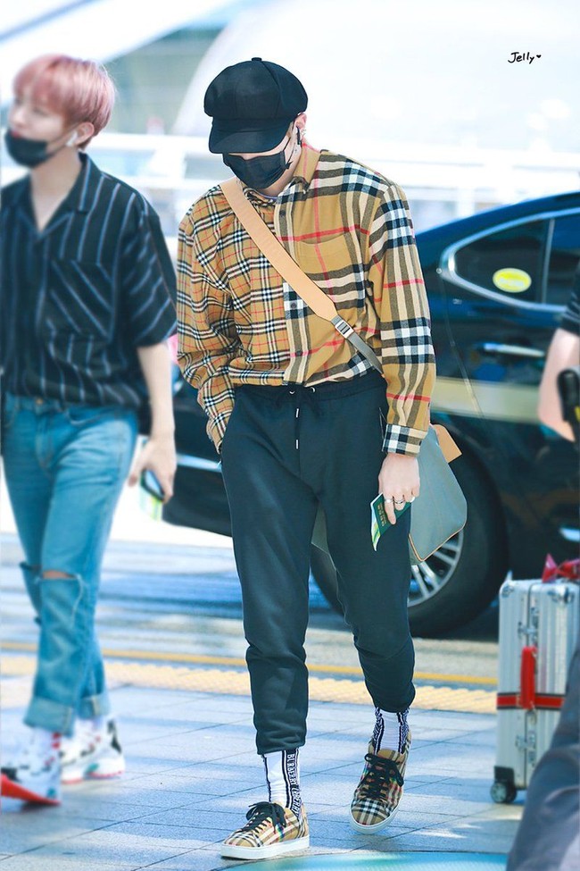 Bandara memang menjadi ajang Kang Daniel untuk pamer gaya. Apalagi dua tahun belakangan Wanna One sering kali tampil di luar Korea. Saat akan bertolak ke AS, pria 23 tahun itu pakai busana serba Burberry. Daniel mengenakan kemeja flannel Rp 10 jutaan, celana Rp 4 jutaan, sepatu Rp 6 jutaan, sampai kaus kaki yang juga datang dari Burberry seharga Rp 700 ribuan. Belum lagi tas Louis Vuitton yang seharga Rp 35 jutaan. Foto: Fansite