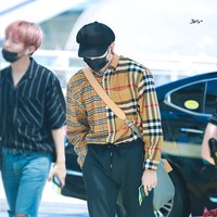 Bandara memang menjadi ajang Kang Daniel untuk pamer gaya. Apalagi dua tahun belakangan Wanna One sering kali tampil di luar Korea. Saat akan bertolak ke AS, pria 23 tahun itu pakai busana serba Burberry. Daniel mengenakan kemeja flannel Rp 10 jutaan, celana Rp 4 jutaan, sepatu Rp 6 jutaan, sampai kaus kaki yang juga datang dari Burberry seharga Rp 700 ribuan. Belum lagi tas Louis Vuitton yang seharga Rp 35 jutaan. Foto: Fansite