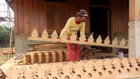 Tak hanya memiliki pulau buatan yang akan dibangun perkampungan Betawi, kawasan Setu Babakan juga memiliki beragam tempat wisata lain seperti Museum Betawi, tempat pembuatan batik, souvenir, dan tempat pembautan dodol yang menarik untuk dikunjungi.