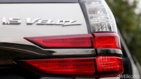 Khusus Veloz, grille bagian atasnya dihias dengan dark chrome sehingga terkesan lebih mewah. Sementara grille bagian bawah hadir dengan warna hitam horizontal, khusus Veloz grille-nya lebih rapat. Rumah foglamp kini lebih mengotak.
