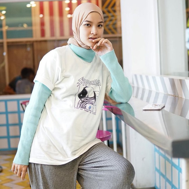 Marsya Natika juga tak kalah populer dari kakaknya. Ia kerap mengunggah gaya-gayanya di Instagram dan video kesehariannya di Youtube. Ia lebih senang tampil kasual dengan sedikit twist dan berani bermain warna. Foto: Instagram Marsya Natika