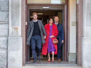 Foto: Mirip Putri Diana, Meghan Markle Memesona dengan Baju Merah-Ungu