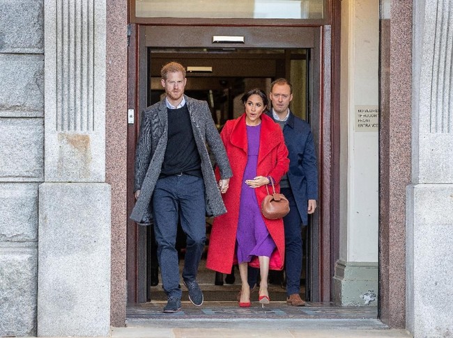 Meghan Markle dan Pangeran Harry muncul di Birkenhead, Inggris, kemarin, Senin (14/1/2018), dalam rangka kunjungan dinas. Seperti biasa, Meghan menebar pesonanya dengan bergaya maksimal. (Foto: Getty Images)