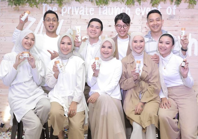 Meski memiliki selera berbeda, keluarga Zaskia Adya Mecca tetap terlihat kompak bahkan berbisnis bersama. Salah satu bisnis yang digarap bersama adalah ZAM Cosmetics yang mewakili perbedaan karakter mereka. Foto: Instagram/zamcosmetics
