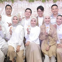 Meski memiliki selera berbeda, keluarga Zaskia Adya Mecca tetap terlihat kompak bahkan berbisnis bersama. Salah satu bisnis yang digarap bersama adalah ZAM Cosmetics yang mewakili perbedaan karakter mereka. Foto: Instagram/zamcosmetics