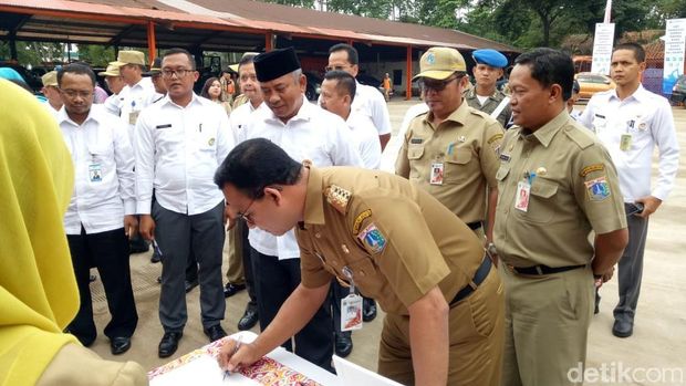 Bareng Pepen, Anies Resmikan Pencucian Truk Milik DKI di Bantargebang
