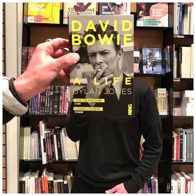 Lihat pria yang mendadak jadi David Bowie berikut. Foto: Instagram @librairie_mollat