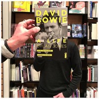 Lihat pria yang mendadak jadi David Bowie berikut. Foto: Instagram @librairie_mollat