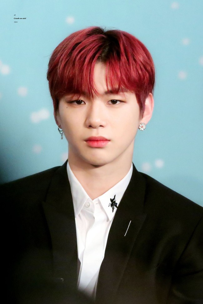 Sedangkan saat menghadiri acara penghargaan musik, Kang Daniel sering menambahkan sentuhan personal yang membuat gayanya selalu stand out. Meski tampak simple, kemeja dengan aksen sulaman lebah di kerah ini adalah keluaran Dior seharga Rp 9 jutaan. Foto: Fansite