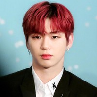 Sedangkan saat menghadiri acara penghargaan musik, Kang Daniel sering menambahkan sentuhan personal yang membuat gayanya selalu stand out. Meski tampak simple, kemeja dengan aksen sulaman lebah di kerah ini adalah keluaran Dior seharga Rp 9 jutaan. Foto: Fansite