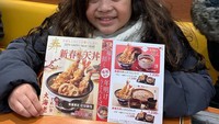 Liburan di Jepang ala Lova juga diisi dengan makan enak. Untuk makan malam, Lova memilih tempura udang. Nyamm! Foto: Instagram lova_taulany
