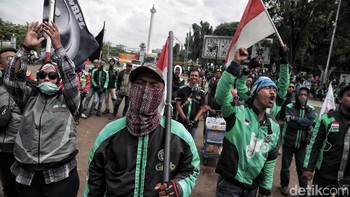 Para driver berorasi di depan Istana Negara.