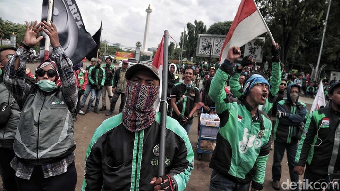 Pengemudi ojek online menggelar aksi damai 151 di depan Istana Negara, Jakarta, Selasa (15/1). Mereka meminta tarif pembayaran dinaikkan.