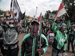 Driver Ojol Gelar Aksi Damai 151 di Depan Istana