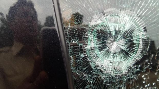 Kaca mobil bagian kanan pecah akibat penembakan tersebut