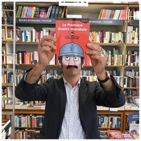 Ada juga pria berkumis yang cocok dengan sebuah buku bergambar animasi. Foto: Instagram @librairie_mollat