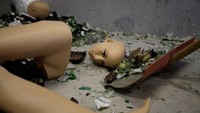 Hasil perbuatan para pengunjung yang meluapkan emosi. Dengan kejadian biker merusak motor sendiri, mungkin Indonesia juga butuh Anger Room untuk menyalurkan emosi (Jason Lee/Reuters)