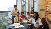 Jerome bersama dengan teman-temannya belajar bareng sambil menikmati minuman enak. Foto: Instagram@jeromepolin