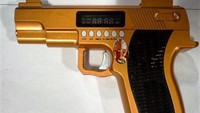 Benda berbentuk pistol juga ditemukan di Bandara Internasional Des Moines. Ternyata ini bukanlah sejata asli, melainkan speaker dengan radio FM. Walau begitu benda ini tetap dizinkan untuk terbang. (tsa/Instagram)