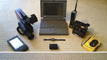 Gadget pada tahun 1990 dibandingkan dengan gadget modern di mana banyak fungsi sudah bisa dilakukan.  (Foto: Boredpanda)