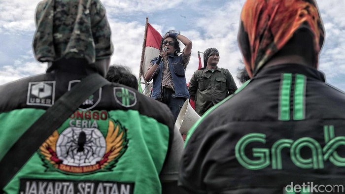 Pengemudi ojek online menggelar aksi damai 151 di depan Istana Negara, Jakarta, Selasa (15/1). Mereka meminta tarif pembayaran dinaikkan.
