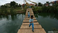 Anak-anak nampak senang, mereka berlarian di Taman Piknik.