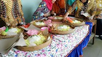 Inilah kearifan lokal yang selalu ngangeni.BANCAKAN.masyarakat desa pada masak2 mbuat Bancakan menyambut kedatangan Ibu Bupati.kalau gini kapan kurusnya ya.Subhanaallah, kata Mbak Yuni. Foto: instagram @mbakyuni_sragen