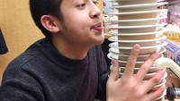 Mendapat beasiswa di Jepang, Jerome dikenal sebagai anak yang pintar. Terlihat Jerome sudah kekenyangan menyantap sushi. Tinggal piringnya aja nih. Foto: Instagram@jeromepolin