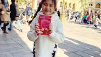 Udara dingin bukan berarti nggak makan es krim. Pemilik senyum manis ini cicipi Ice Bar gambar Minnie Mouse di Tokyo DisneySea. Foto: Instagram lova_taulany