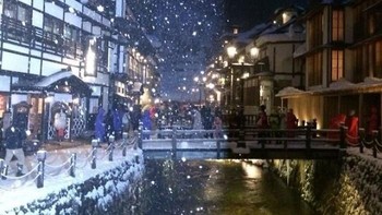 Pengambilan foto yang tepat ketika muncul flash dari pengguna kamera yang lain, sehingga hasilnya unik. Foto: Boredpanda