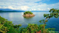  Inilah kecantikan Pulau Karamasang di Polewali Mandar, Sulawesi Barat. Pulau cantik tapi tersembunyi ini belum ramai dikunjungi wisatawan. (Abdy Febriady/detikTravel) 