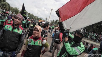 Para driver juga mengibarkan bendera merah putih.