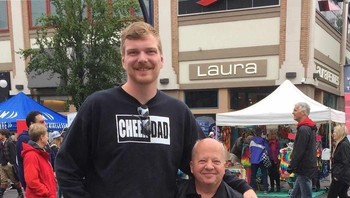 Bapak dan anak yang memiliki perbedaan tinggi badan, bukti bahwa gen bisa tidak berpengaruh. (Foto: Boredpanda)