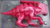 Di Bandara Internasional Denver juga ditemukan boneka dinosauris berwarna pink, namun mirip granat. Walau ini hanyalah replika, benda ini tetap di sita. (tsa/Instagram)