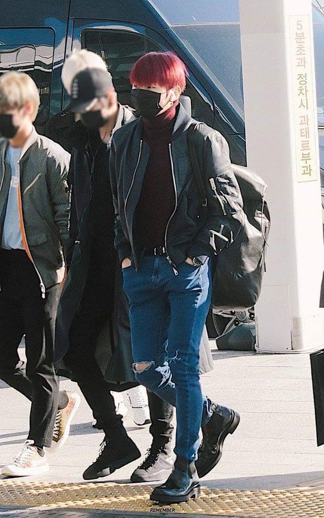 Kali ini tampilan Daniel memang tak terlalu mencuri perhatian. Meski begitu, jangan meragukan item-item fashion yang dikenakannya. Jaket hitam Burberry yang diaplikasikannya diperkirakan seharga Rp 22 jutaan sedangkan tas keluaran Rick Owen Rp 20 jutaan. Foto: Fansite