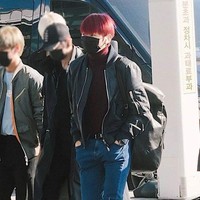 Kali ini tampilan Daniel memang tak terlalu mencuri perhatian. Meski begitu, jangan meragukan item-item fashion yang dikenakannya. Jaket hitam Burberry yang diaplikasikannya diperkirakan seharga Rp 22 jutaan sedangkan tas keluaran Rick Owen Rp 20 jutaan. Foto: Fansite