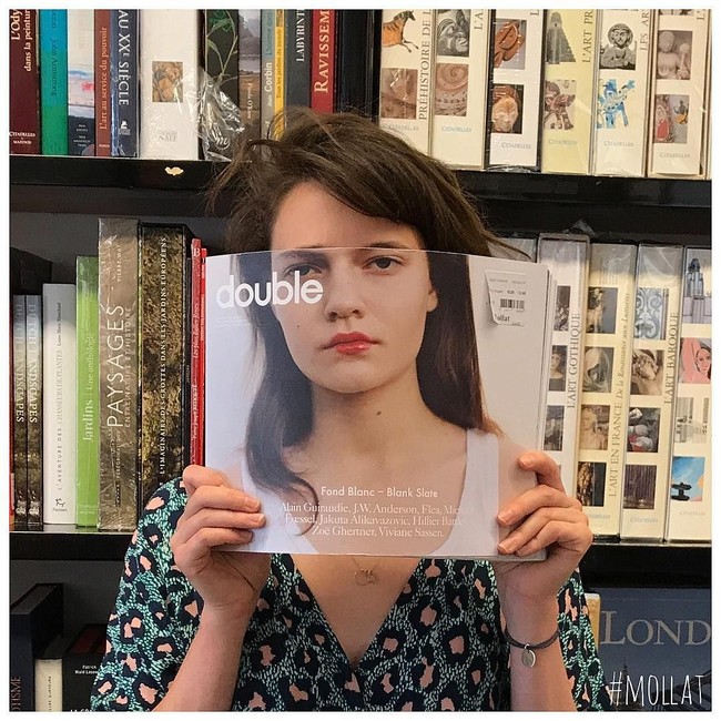 Karena sama-sama berambut cokelat, seketika wanita muda ini jadi berubah wajah. Foto: Instagram @librairie_mollat