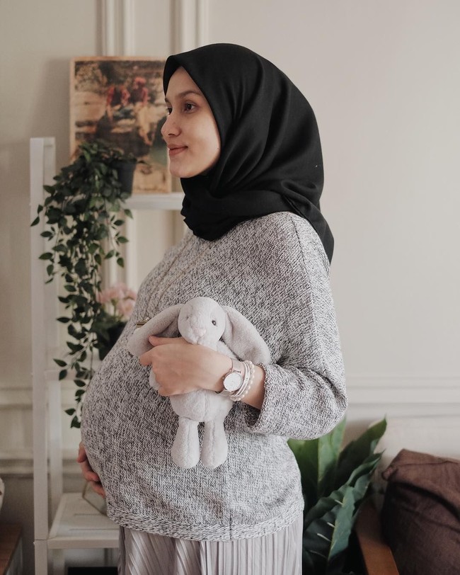 Dwi Handa memilih busana berpotongan oversized untuk kesehariannya. Potongan longgar dengan bahan nyaman merupakan pilihan tepat untuk ibu hamil.  Foto: Instagram/Dwihandaanda