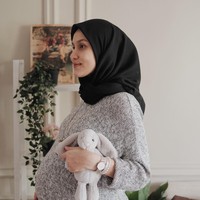 Dwi Handa memilih busana berpotongan oversized untuk kesehariannya. Potongan longgar dengan bahan nyaman merupakan pilihan tepat untuk ibu hamil.  Foto: Instagram/Dwihandaanda