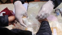 Polisi juga turut menyita barang bukti 355,56 gram sabu dan 7.910 butir psikotropika Golongan IV. Sayangnya hingga kini narkoba golongan IV yang ikut disita itu masih belum diketahui jenis dan kadar/kandungan narkotikanya.